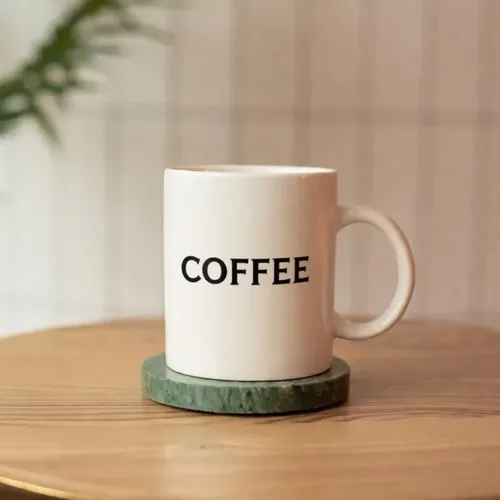 AI 照片編輯器結果 — 文字與細節: 在馬克杯上印上 COFFEE。